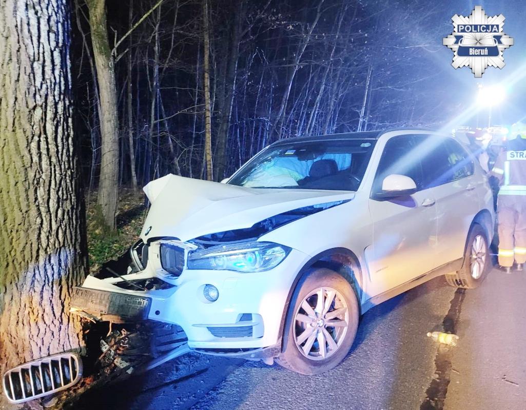 Ratując się, uderzył w drzewo