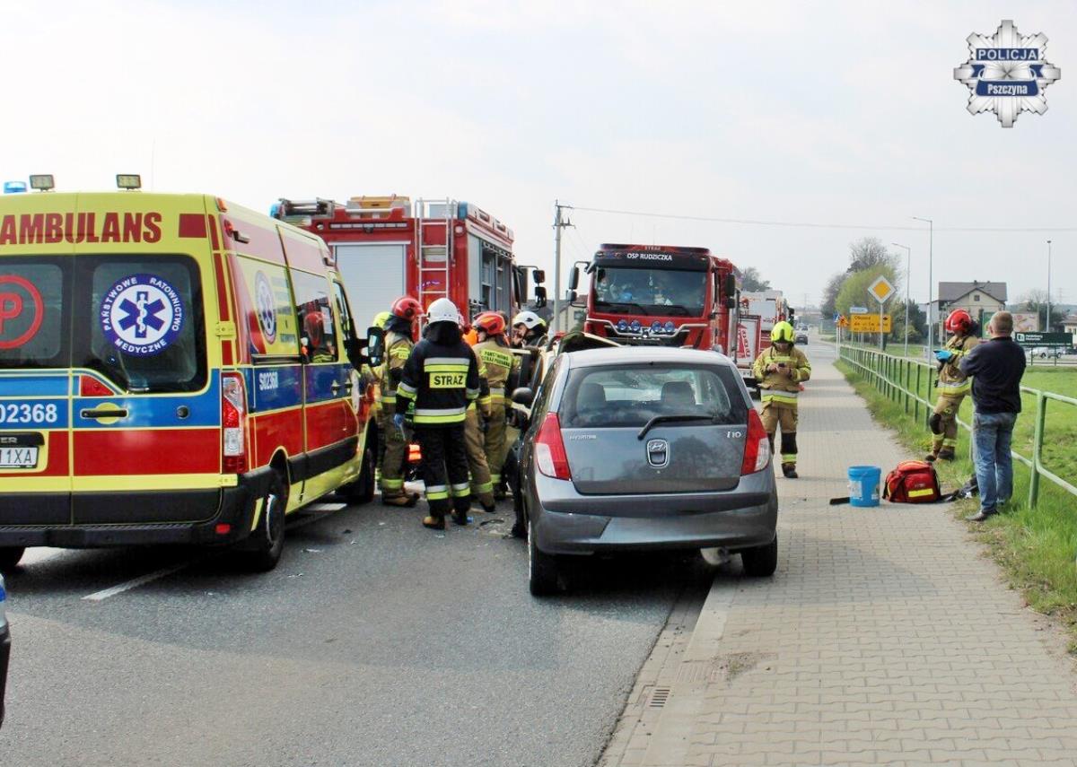 Suszec: Po czołowym zderzeniu dwoje kierowców trafiło do szpitala