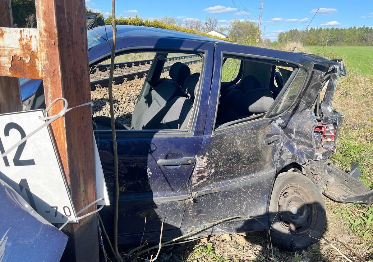 [FILM, ZDJĘCIA] Wyszarpał kobietę z auta i odjechał nim. Utknął na torach. Jak zakończyła się obława za bandytą