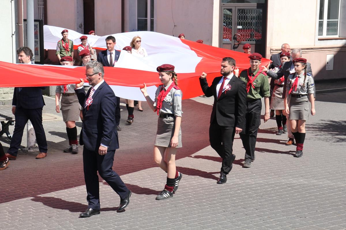 Przemarsz z 30-metrową flagą narodową. Święto Konstytucji 3 maja w Bieruniu