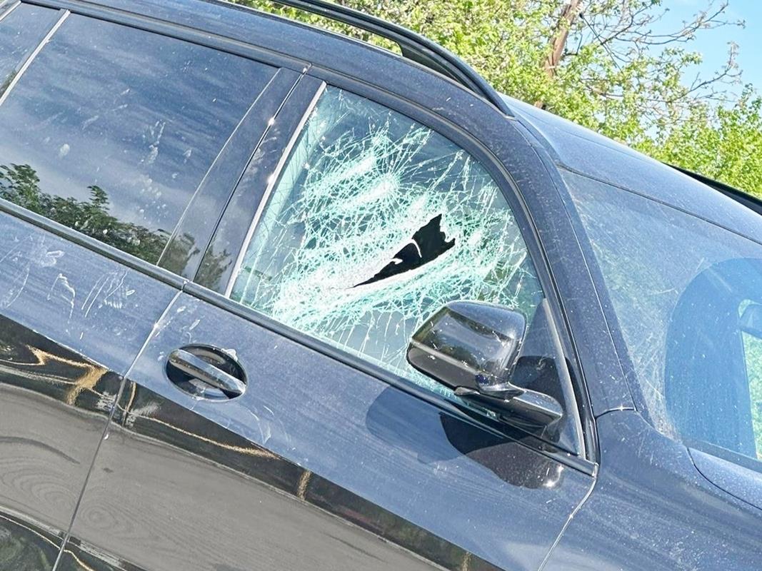 Policja ruszyła na ratunek dziecku zamkniętemu w słoneczny dzień w czarnym samochodzie