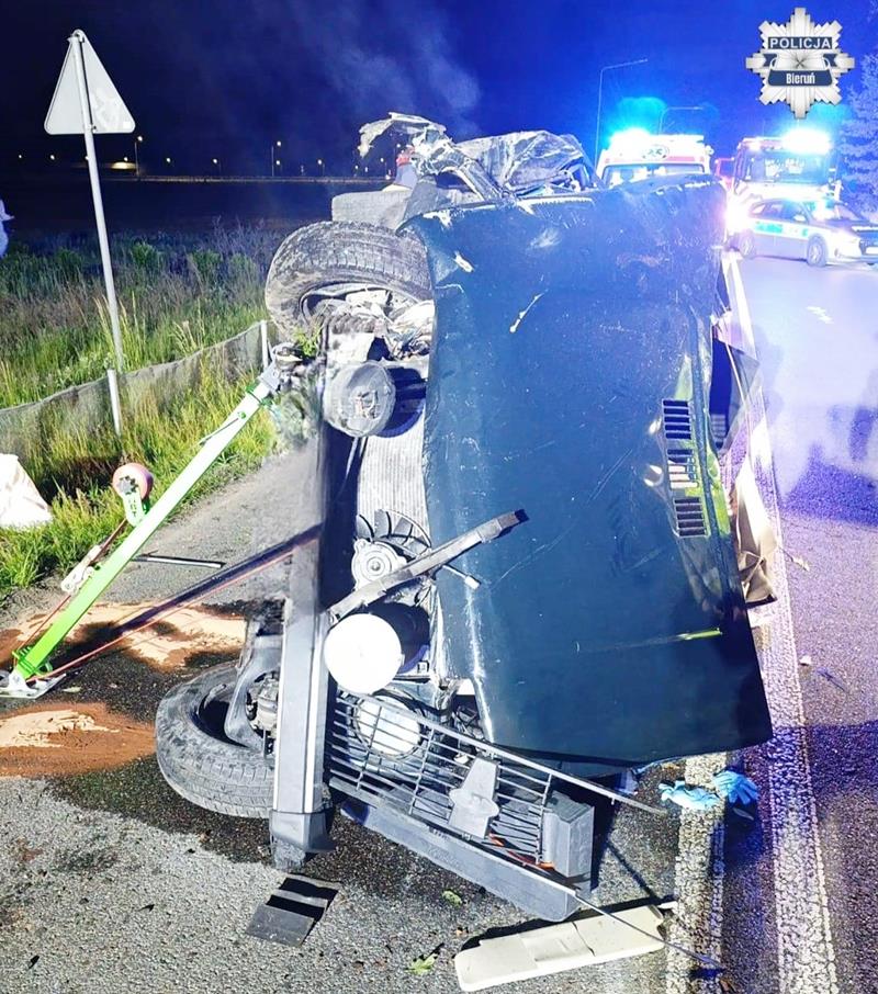 Po zderzeniu z konarem auto wylądowało na boku