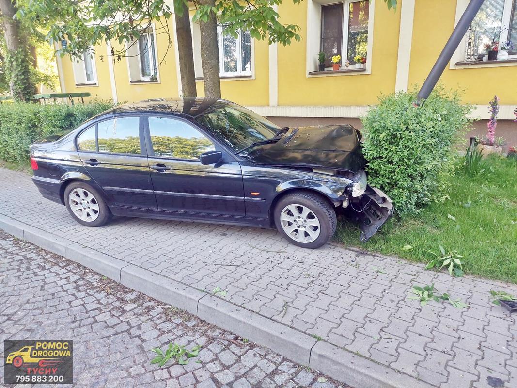 Tychy: Po nocnym rajdzie małoletnia cudzoziemka rozbiła samochód o latarnię