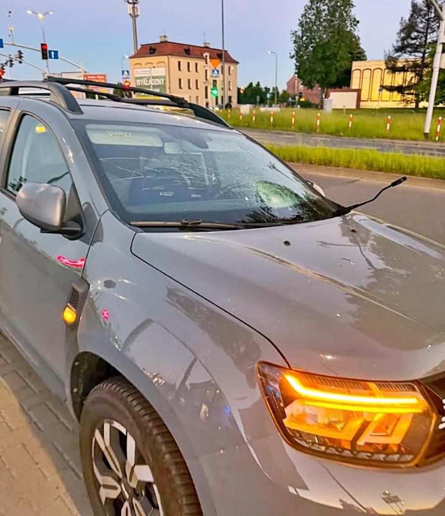 Tychy: Nastolatek na hulajnodze elektrycznej uderzył w samochód