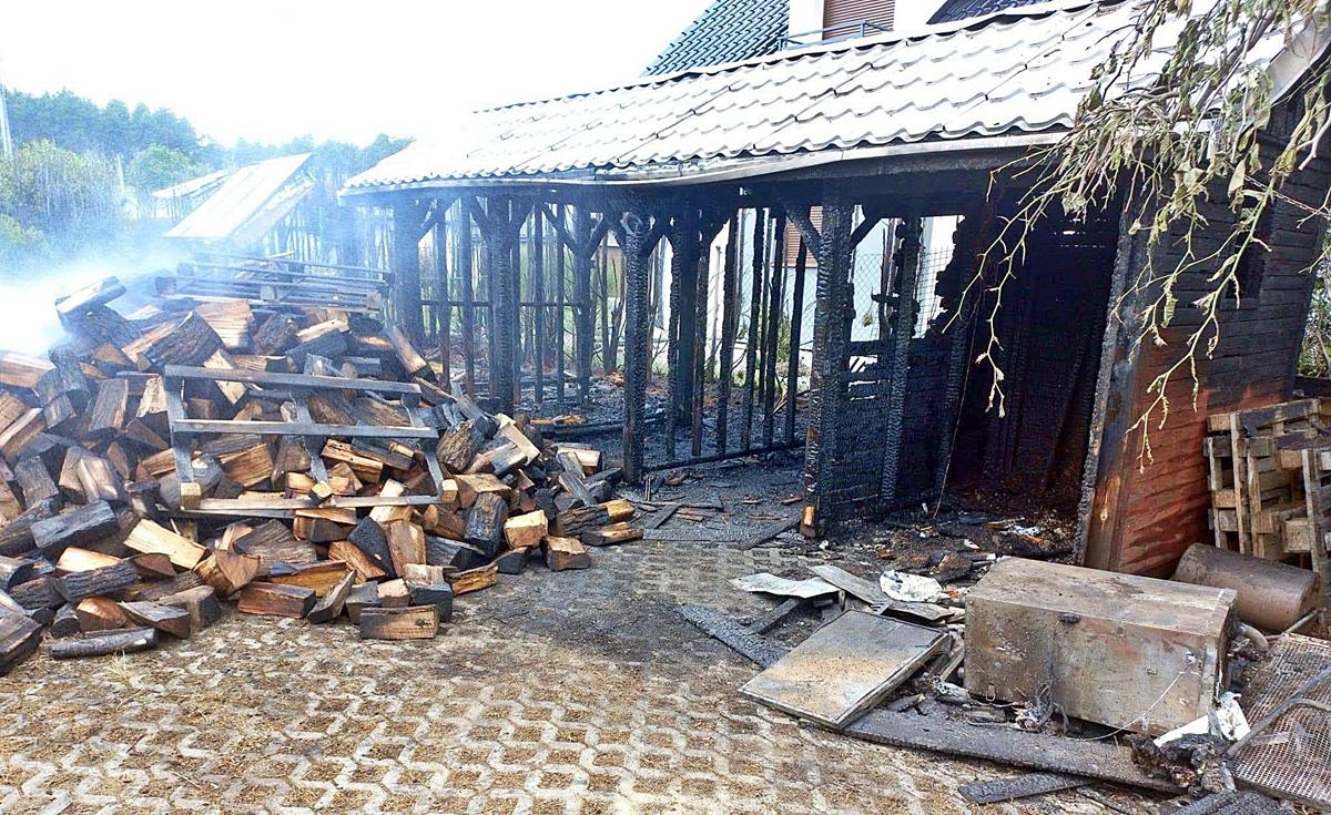 Pożar krzewów i drewutni w Świerczyńcu. Poparzony właściciel posesji