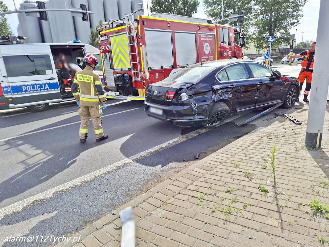 Tychy: Na czerwonym świetle Passat zderzył się z innym Passatem. Jeden z kierowców był nietrzeźwy
