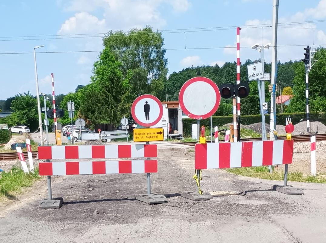 Tychy: Zakaz przechodzenia przez tory w bezpieczniejszym miejscu. Czytelnicy informują, my publikujemy