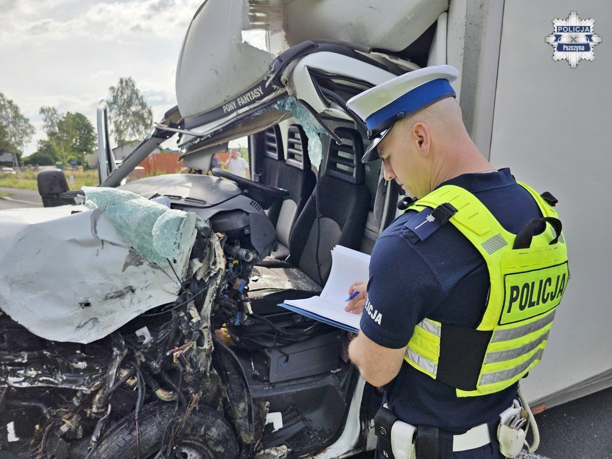 Czołowe zderzenie ciężarówki z dostawczakiem
