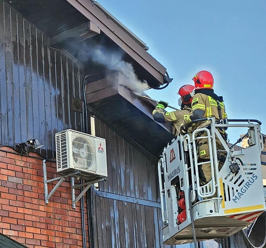 [ZDJĘCIA] Tychy: Płonął garaż w domu jednorodzinnym. Pożar gasiło ponad 20 strażaków