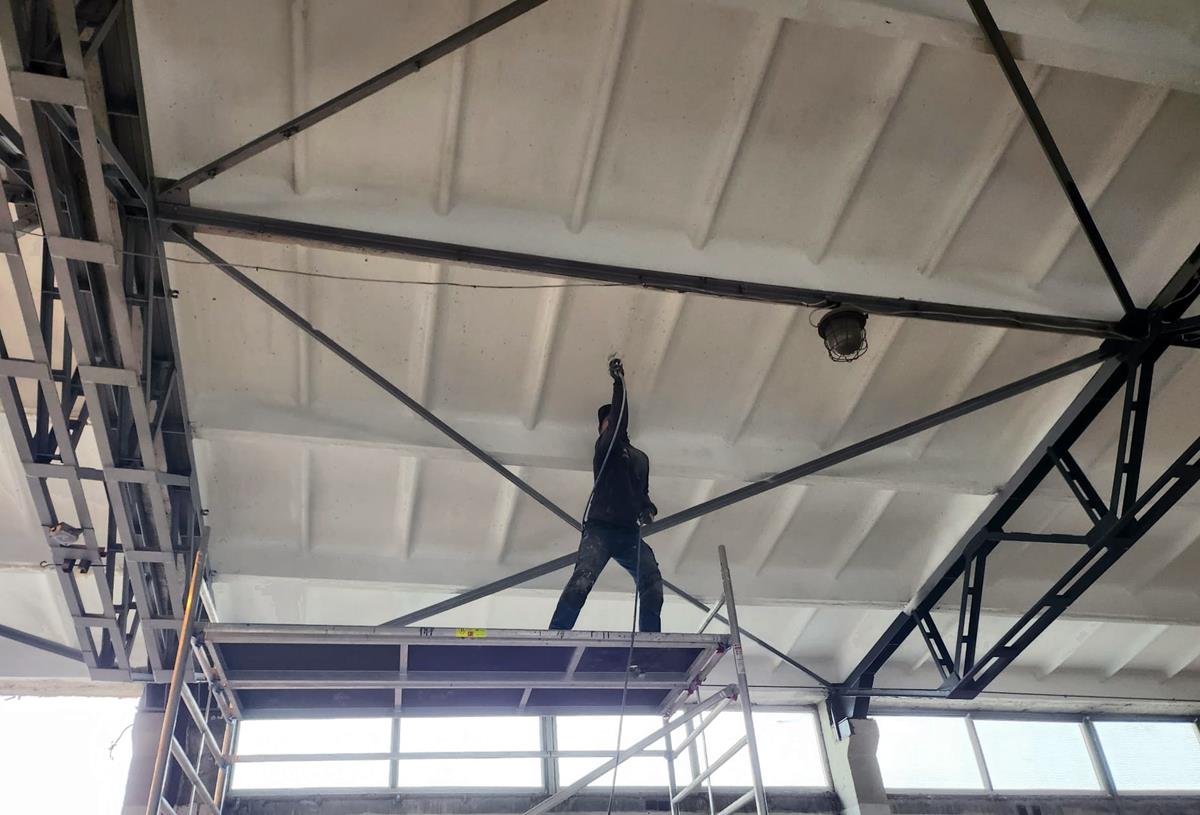 Malowanie hal produkcyjnych – kompleksowe i bezpieczne rozwiązania dla przemysłu