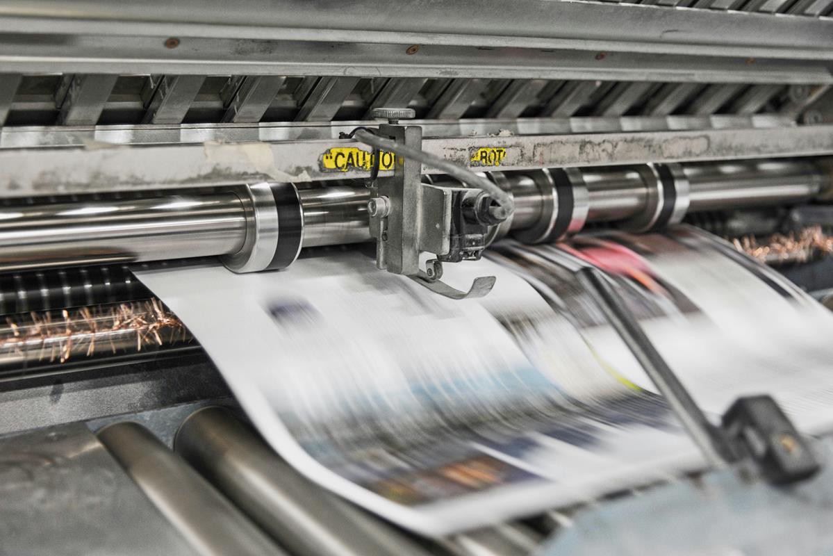 Jak kooperacja z nowoczesną drukarnią dla firm pomaga zauważalnie obniżyć koszty produkcji materiałów reklamowych?