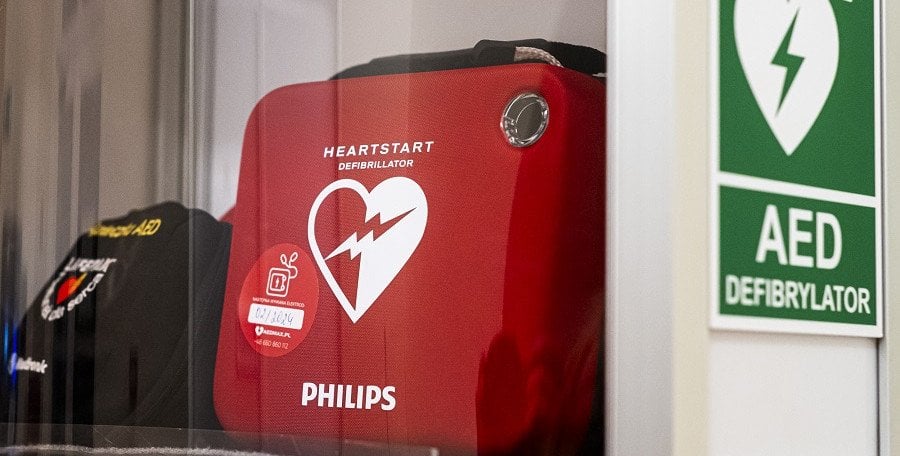 Ponad 200 defibrylatorów zostanie zamontowanych w autobusach i radiowozach w Warszawie