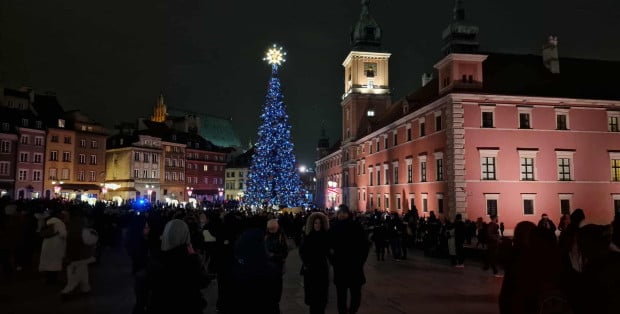 Stolica gotowa na święta. Choinka na Placu Zamkowym już świeci