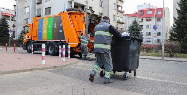 Pięć szczeniaków w worku przy śmietniku na Ursynowie. Policja szuka świadków