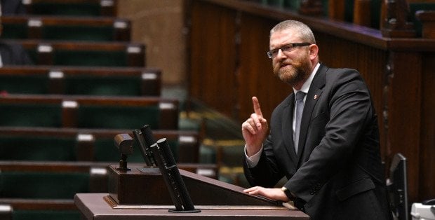 Europoseł Grzegorz Braun stanie jutro przed sądem. Rusza rozprawa m.in. w sprawie zgaszenia świec chanukowych