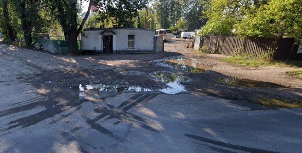 Błoto, dziury i brak chodnika. Miasto na razie nie wyremontuje ulicy w opłakanym stanie