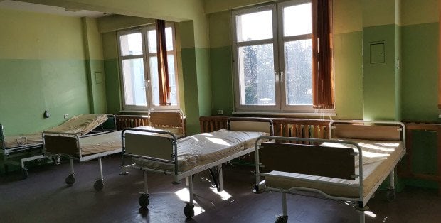 Szpital wstrzymuje planowane przyjęcia przez brak płatności, NFZ odpowiada