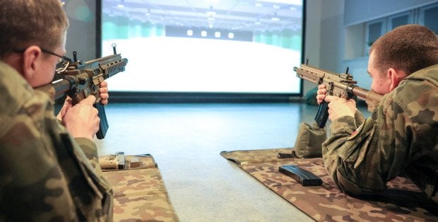 Uczniowie mundurówki uczą się strzelać. W szkole powstała wirtualna strzelnica