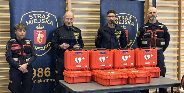 Sto nowych defibrylatorów w wozach straży miejskiej. „Będziemy lepiej pomagać”