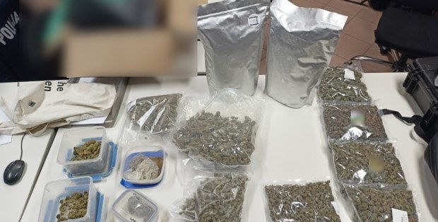 Policjanci wezwani do awantury domowej na Woli na balkonie znaleźli 3 kg narkotyków