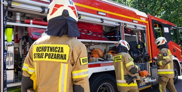 Pożar warsztatu w Sulejówku. Trwa akcja gaśnicza, ewakuowano 25 osób