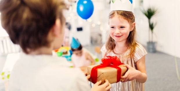 Prezenty dla dzieci – podpowiadamy uniwersalne upominki na każdą okazję