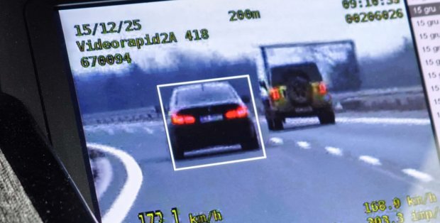 Policjanci zatrzymali kierowcę bez uprawnień. Syn odbierający samochód też ich nie miał