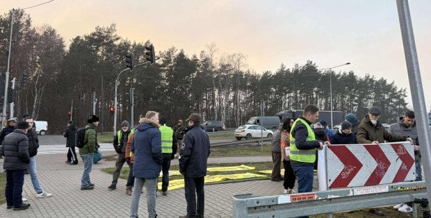 Blisko 70 osób protestuje przeciw korkom w Łomiankach