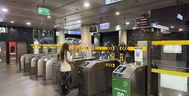 W metrze za mało bramek na kody QR? ZTM zapowiada nowy system biletowy