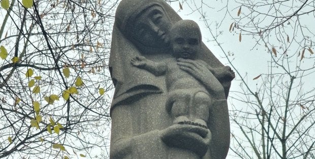 Zabytkowa figura Matki Boskiej z Dzieciątkiem odzyskała dawny blask