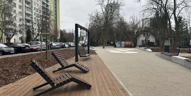 Skwer z kilkoma ławkami i trampoliną za prawie 800 tys. zł. na Bielanach