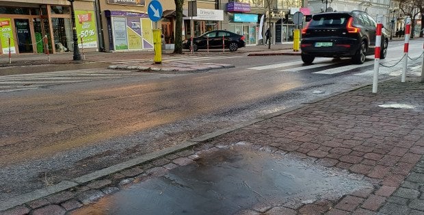 Marznące opady i śliskie drogi na Mazowszu. Jest alert dla całego regionu