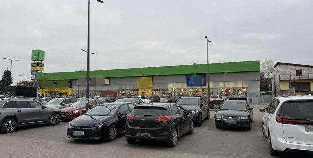 Pełne parkingi i kolejki do kas. Do której otwarte są dziś sklepy?