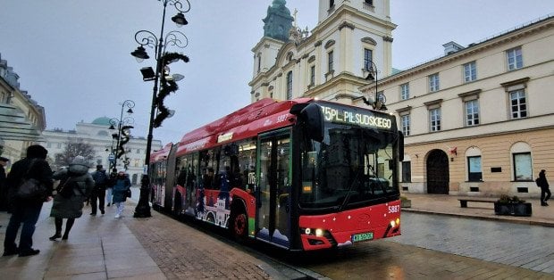 Świąteczne zmiany w Warszawie. Jak jeżdżą autobusy, tramwaje i metro w Wigilię?