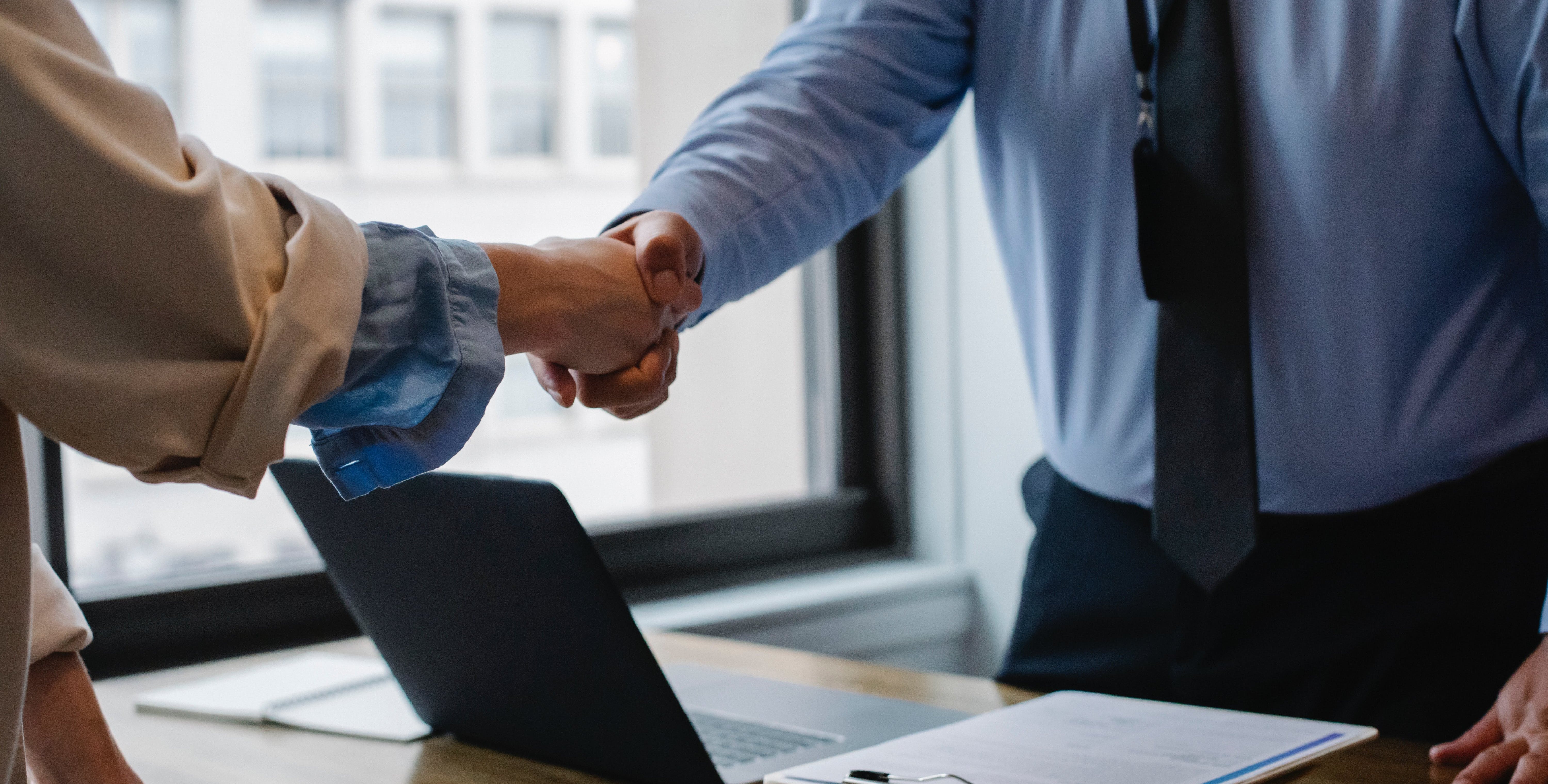 Stanowiska neutralne płciowo i widełki. Zmiany w ogłoszeniach o pracę