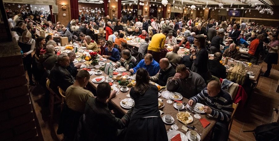 Bezdomni, seniorzy i migranci zjedzą dziś świąteczny obiad w Warszawie