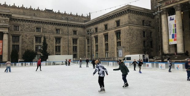 Rusz się Warszawo po Świętach! W stolicy czekają bezpłatne lodowiska i otwarte ośrodki sportowe