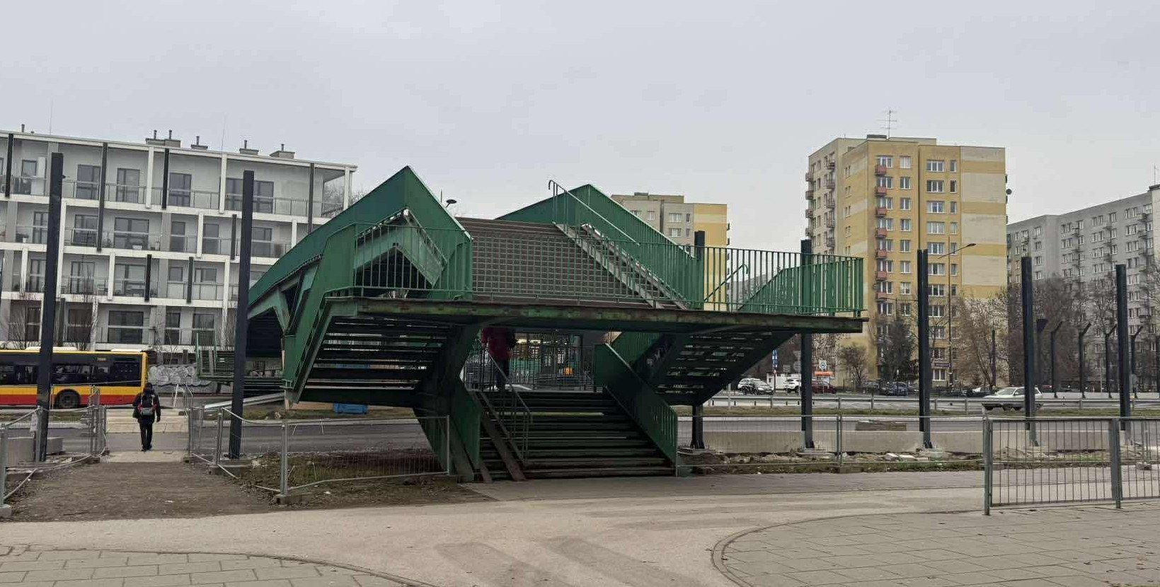 „Zęby można sobie wybić”. Kładka przy Międzynarodowej znowu do remontu?