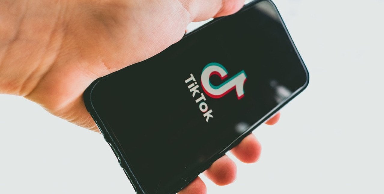 Fałszywa kampania ws. Polexitu. Polska występuje do KE ws. treści AI na TikToku