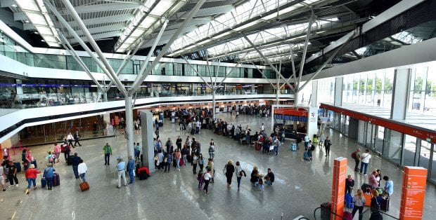 Opóźnienia na lotnisku Chopina. Trwa odladzanie samolotów