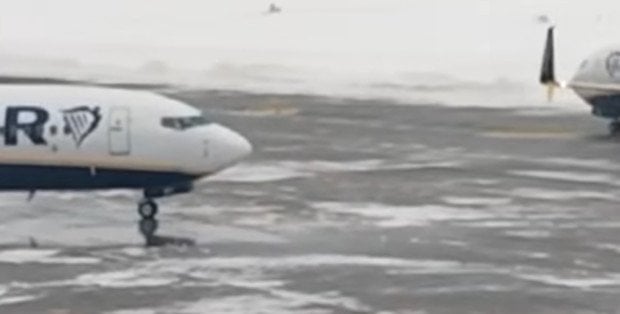 Część startów z lotniska w Modlinie wciąż opóźniona, podobnie na lotnisku Chopina