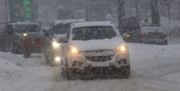 Trudne warunki pogodowe utrzymują się. Premier: należy przyjmować warianty pesymistyczne