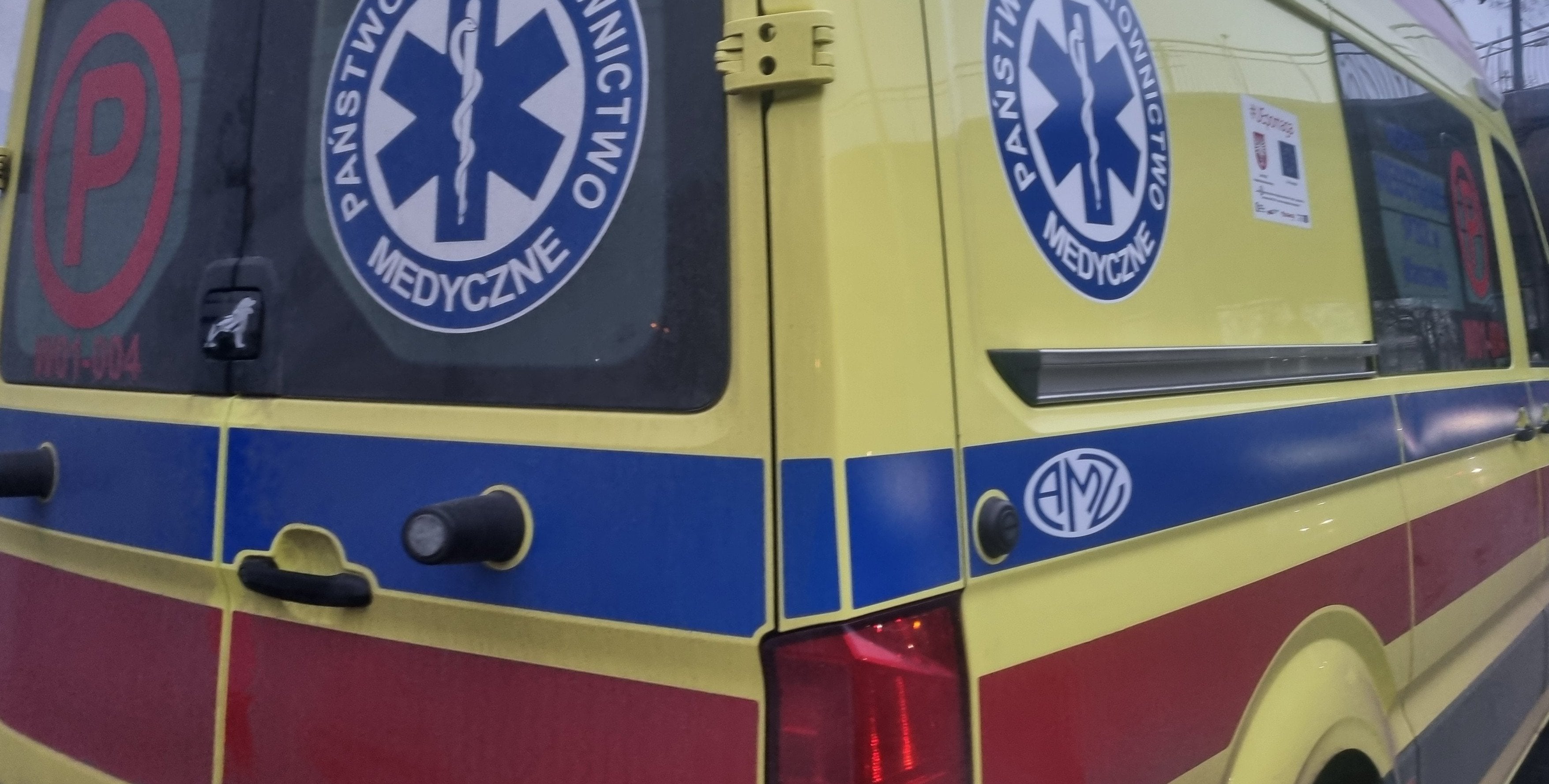 Dachował po kolizji w Alejach Jerozolimskich. Trafił do szpitala