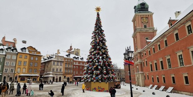 „Fajerwerki powinny być odpalane pod odpowiednią kontrolą”. Warszawiacy po pożarze choinki