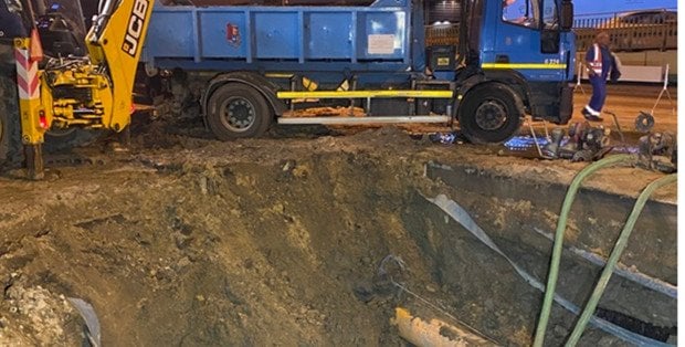 Kilka bloków przy ul. Abrahama bez wody. Awaria wodociągów na warszawskiej Pradze