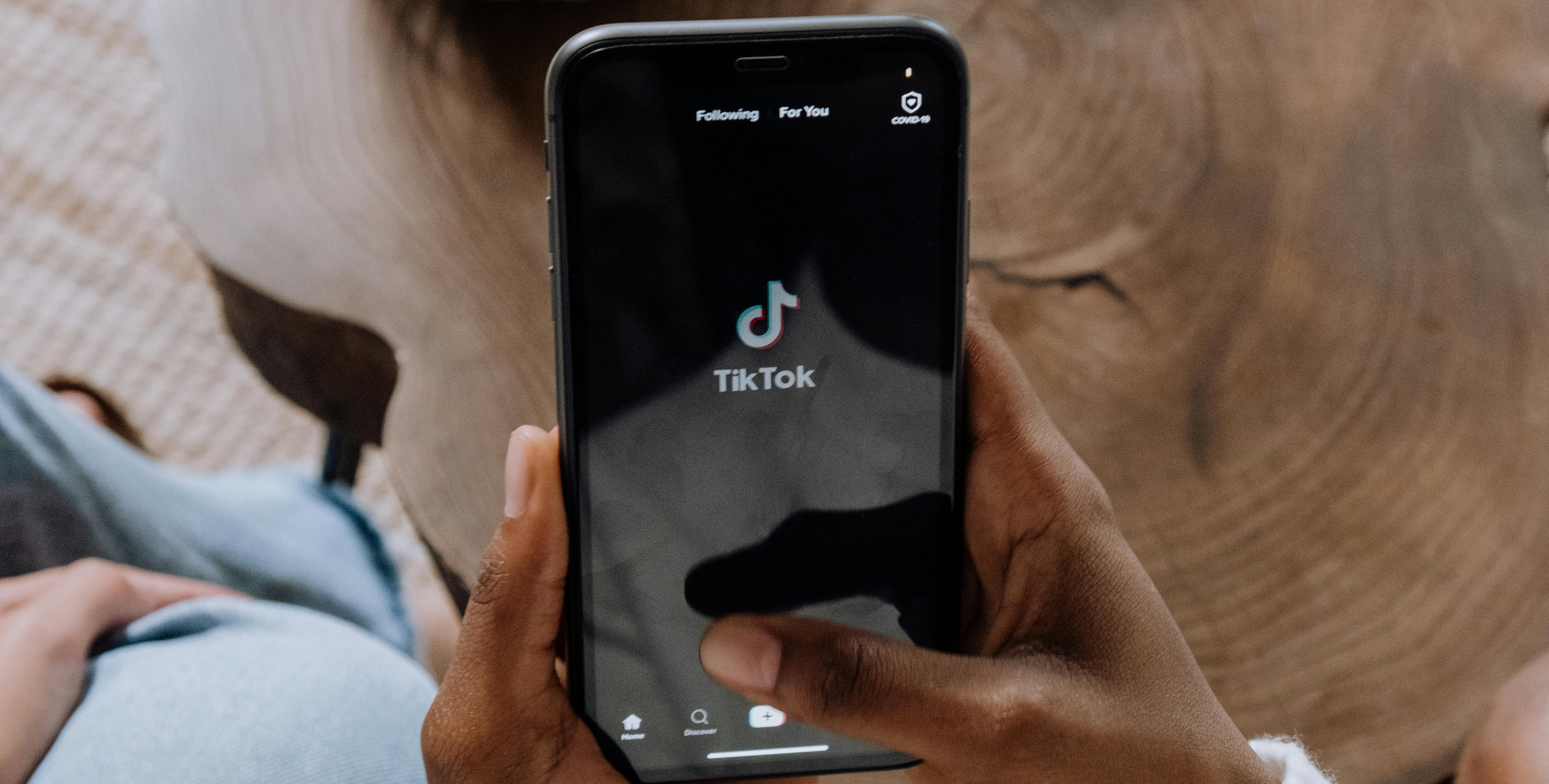 Komisja Europejska zbada sprawę treści AI na TikToku nawołujących do Polexitu