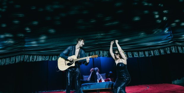 Alternatywna wizja Polski lat 60. Premiera „Jak zawsze” w Teatrze Komedia