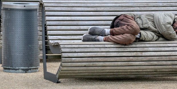 Siarczysty mróz na Mazowszu. Czy są wolne miejsca w schroniskach i noclegowniach?