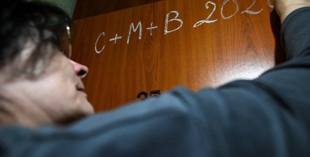 Kolędowanie i pieczenie szczodraków. Jak kiedyś obchodzono Trzech Króli?