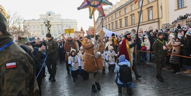 Traktem Królewskim w Warszawie kroczy orszak Trzech Króli